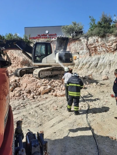 Altın&ouml;z&uuml;&rsquo;nde iş makinesi yangını
