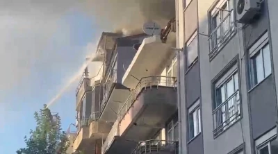 Amasra&rsquo;da &ccedil;atı yangını: Evlerindeki &ccedil;ifti vatandaşlar kurtardı