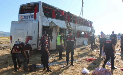 Amasya&rsquo;da &ccedil;ift katlı otob&uuml;s kazası: 2&rsquo;si ağır 46 yaralı