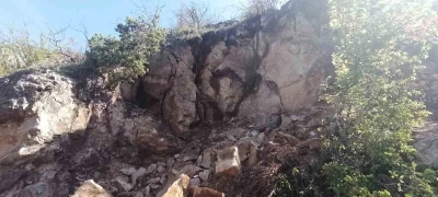 Amasya&rsquo;da dağdan kopan dev kaya par&ccedil;aları korkuttu
