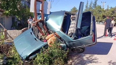 Amasya&rsquo;da direğe &ccedil;arpan otomobil ikiye ayrıldı: 2 yaralı