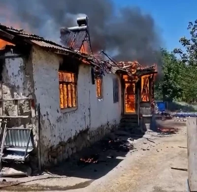 Amasya&rsquo;da m&uuml;stakil ev yangında k&uuml;le d&ouml;nd&uuml;
