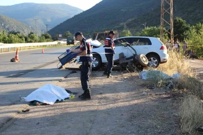 Amasya&rsquo;da otomobil patpatla &ccedil;arpıştı: Anne ile oğlu hayatını kaybetti