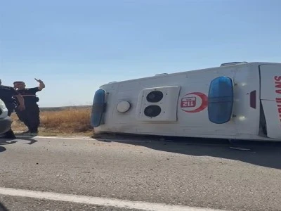 Ambulans devrildi: 3'&uuml; sağlık personeli, 5 yaralı