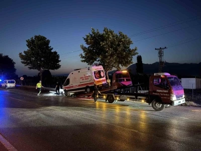 Kestel'de ambulans ile &ccedil;arpışan otomobilde can pazarı