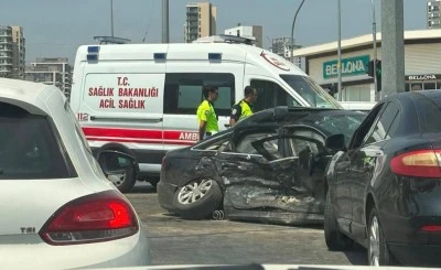 Ambulans ile otomobil &ccedil;arpıştı: 3&rsquo;&uuml; sağlık &ccedil;alışanı 5 yaralı