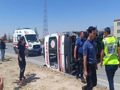 Ambulans ile otomobil &ccedil;arpıştı: 5 yaralı