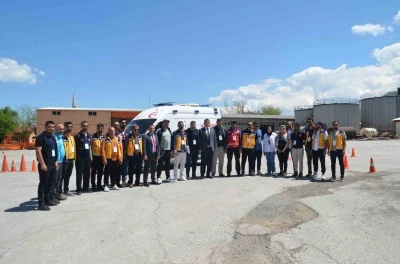 Ambulans s&uuml;r&uuml;c&uuml;lerine g&uuml;venli s&uuml;r&uuml;ş eğitimi

