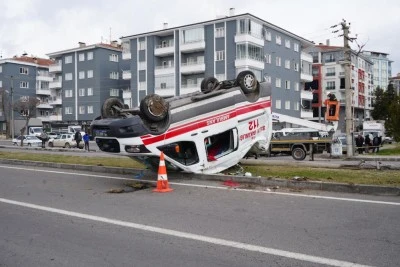 Ambulansla hafif ticari ara&ccedil; &ccedil;arpıştı: 3 sağlık g&ouml;revlisi yaralandı