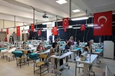 Ameliyathanelerin tekstil &uuml;r&uuml;nleri &uuml;niversite &ouml;ğrencilerinin elinden &ccedil;ıkıyor
