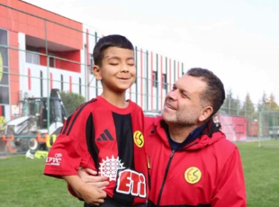 Ameliyatla g&ouml;rme kabiliyetini kazan Hamit, Eskişehirspor antrenmanını seyretti