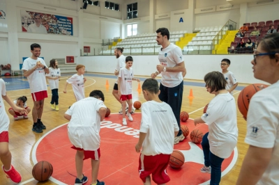Anadolu Efes, One Team ile Antalya&rsquo;da Gen&ccedil;lerle Buluştu