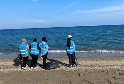 Anamurlu gen&ccedil;ler sahil temizliği yaptı
