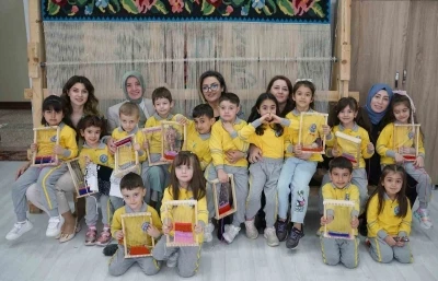 Anaokulu &ouml;ğrencileri halı tezgahıyla tanıştı
