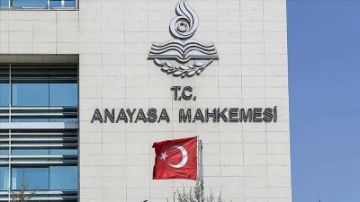 Anayasa Mahkemesi'nden &Ouml;zg&uuml;r &Ouml;zel'in liderliğini yaptığı Yeni Parti'ye bir ay s&uuml;re