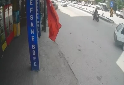 Aniden şerit değiştiren otomobile &ccedil;arpan motosikletin s&uuml;r&uuml;c&uuml;s&uuml; yaralandı
