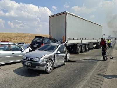 Anız yangını nedeniyle g&ouml;r&uuml;ş mesafesi d&uuml;şt&uuml;; 13 ara&ccedil; birbirine girdi