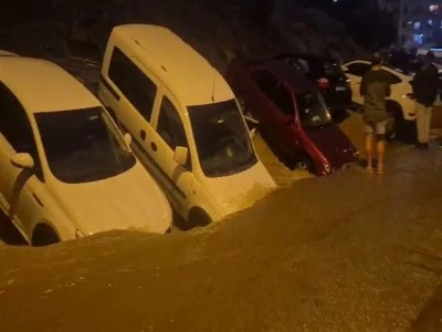 Ankara'da 20 otomobil sel nedeniyle &ccedil;&ouml;ken yolda oluşan &ccedil;ukura d&uuml;şt&uuml;
