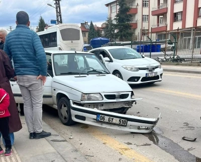 Ankara&rsquo;da 3 ara&ccedil;lı zincirleme kaza: 3 yaralı