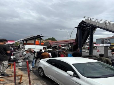 Ankara&rsquo;da damperi a&ccedil;ık kamyon &uuml;st ge&ccedil;idi yıktı: 3 yaralı!