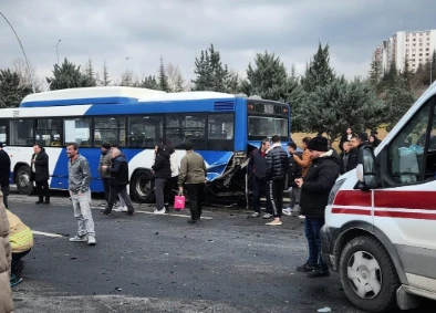 Ankara&rsquo;da durakta bekleyen EGO otob&uuml;s&uuml;ne otomobil &ccedil;arptı: 1&rsquo;i ağır 4 yaralı