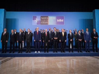 Ankara'da d&uuml;zenlenen NATO Zirvesi'nde aile fotoğrafı &ccedil;ekildi