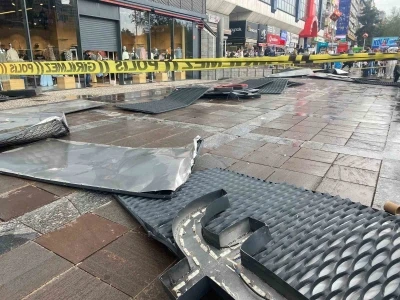 Ankara&rsquo;da fırtına mağazanın talelasını u&ccedil;urdu
