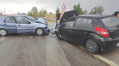 Ankara&rsquo;da iki otomobil kafa kafaya &ccedil;arpıştı: 6 yaralı