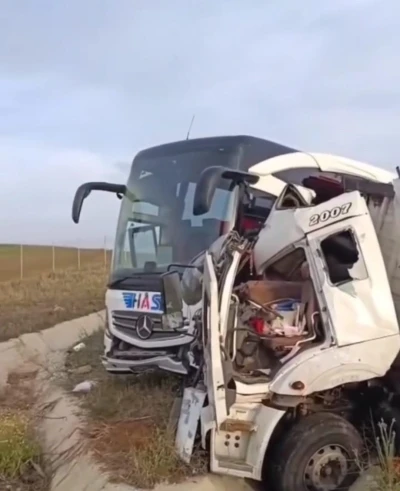 Ankara&rsquo;da kamyon ile yolcu otob&uuml;s&uuml; &ccedil;arpıştı: 1 &ouml;l&uuml;, 5 yaralı
