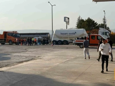 Ankara&rsquo;da otomobil tır &ccedil;ekicisine &ccedil;arptı: 3 kişilik aile hayatını kaybetti