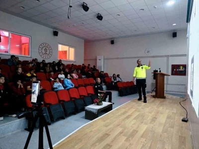 Ankara&rsquo;da polisten &ouml;ğrencilere trafik eğitimi
