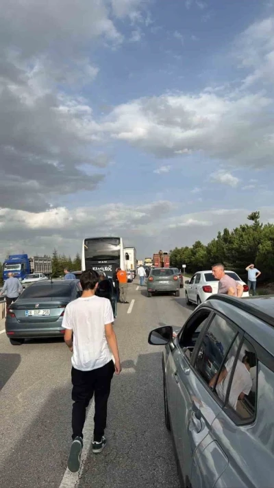 Ankara&rsquo;da seyir halindeki tır devrildi: 1 yaralı
