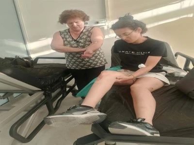 Anne ile 2 &ccedil;ocuğunu d&ouml;v&uuml;p bı&ccedil;aklayan baba ve oğlu tutuklandı
