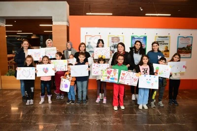 Anne ve &ccedil;ocuklardan renkli sanat yolculuğu