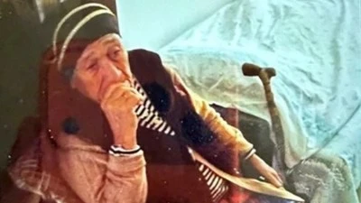 Anneannesini gezmeye g&ouml;t&uuml;r&uuml;p &ouml;ld&uuml;rd&uuml;