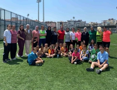 Anneler &ccedil;ocukları i&ccedil;in sahaya &ccedil;ıktı
