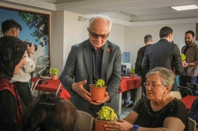 Anneler G&uuml;n&uuml;&rsquo;nde huzurevi sakinlerine s&uuml;rpriz ziyaret
