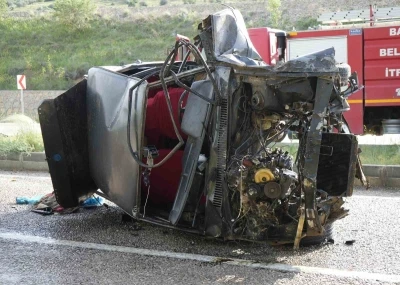 Anneler G&uuml;n&uuml;&rsquo;nde y&uuml;rek yakan kaza: Hurdaya d&ouml;nen otomobildeki kadın hayatını kaybetti
