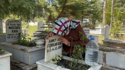 Anneler G&uuml;n&uuml;&rsquo;n&uuml; bebeğinin mezar taşını &ouml;perek ge&ccedil;irdi
