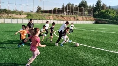 Annelerle oğullarının yeşil sahadaki m&uuml;cadelesi g&uuml;l&uuml;msetti
