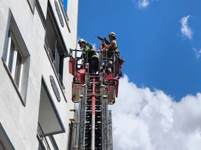 Annesini, babasını ve kız kardeşini rehin aldı