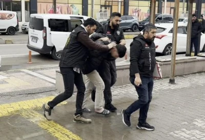 Annesini sevgilisiyle yakaladı