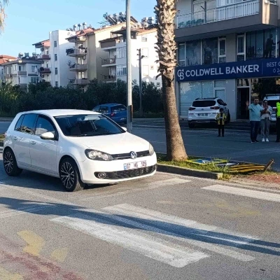 Annesinin elinden yola fırlayan 4 yaşındaki &ccedil;ocuğa otomobil &ccedil;arptı
