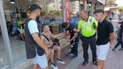 Annesinin elini bırakıp yola fırlayan k&uuml;&ccedil;&uuml;k &ccedil;ocuğa motosiklet &ccedil;arptı