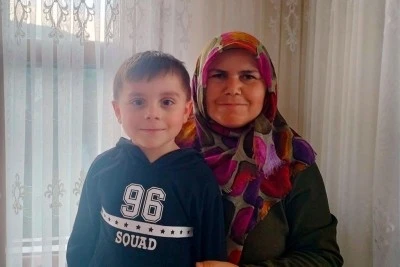 Annesiyle &ouml;l&uuml; bulunmuştu, k&uuml;&ccedil;&uuml;k &ccedil;ocuğun g&ouml;r&uuml;nt&uuml;s&uuml; y&uuml;rekleri sızlattı