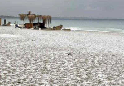 Antalya 15 dakikada kışı yaşadı, Konyaaltı Sahili beyaza b&uuml;r&uuml;nd&uuml;