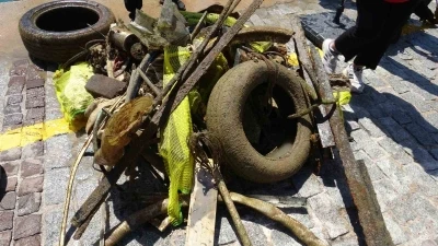 Antalya&rsquo;da 35 g&ouml;n&uuml;ll&uuml; dalgı&ccedil; denizin dibini temizledi, &ccedil;ıkanlar pes dedirtti
