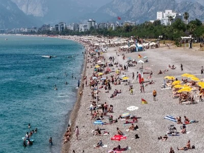 Antalya&rsquo;da bayram tatilinde sahiller doldu