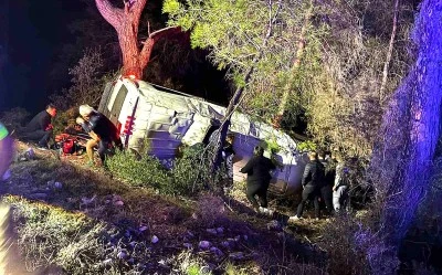 Antalya&rsquo;da dağcıları taşıyan minib&uuml;s şarampole devrildi: 15 yaralı