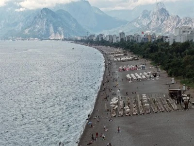 Antalya'da deniz suyu 28, hava sıcaklığı 25 derece